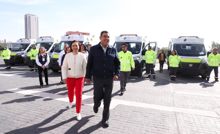Sergio Salomón entrega 23 ambulancias a la Secretaría de Salud 