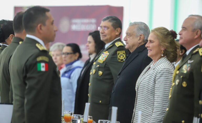 En Oriental, AMLO y Sergio Salomón presiden ceremonia por el Día del Ejército Mexicano