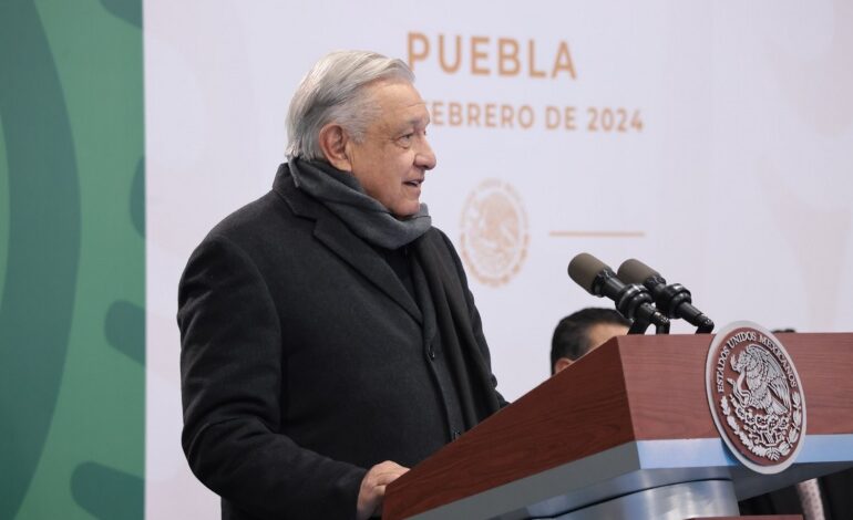 Celebra AMLO fin de huelga en Audi