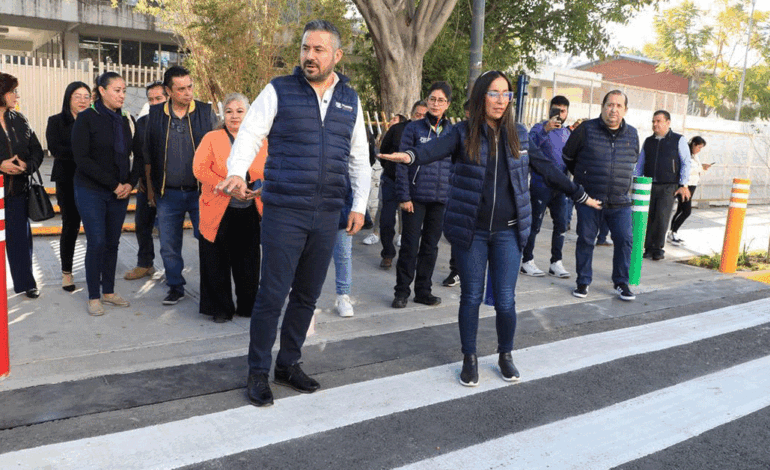 Colocan pasos a nivel de banqueta en Centro Escolar Morelos