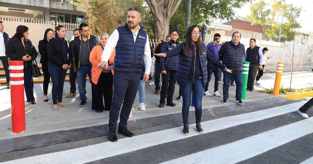 Colocan pasos a nivel de banqueta en Centro Escolar Morelos