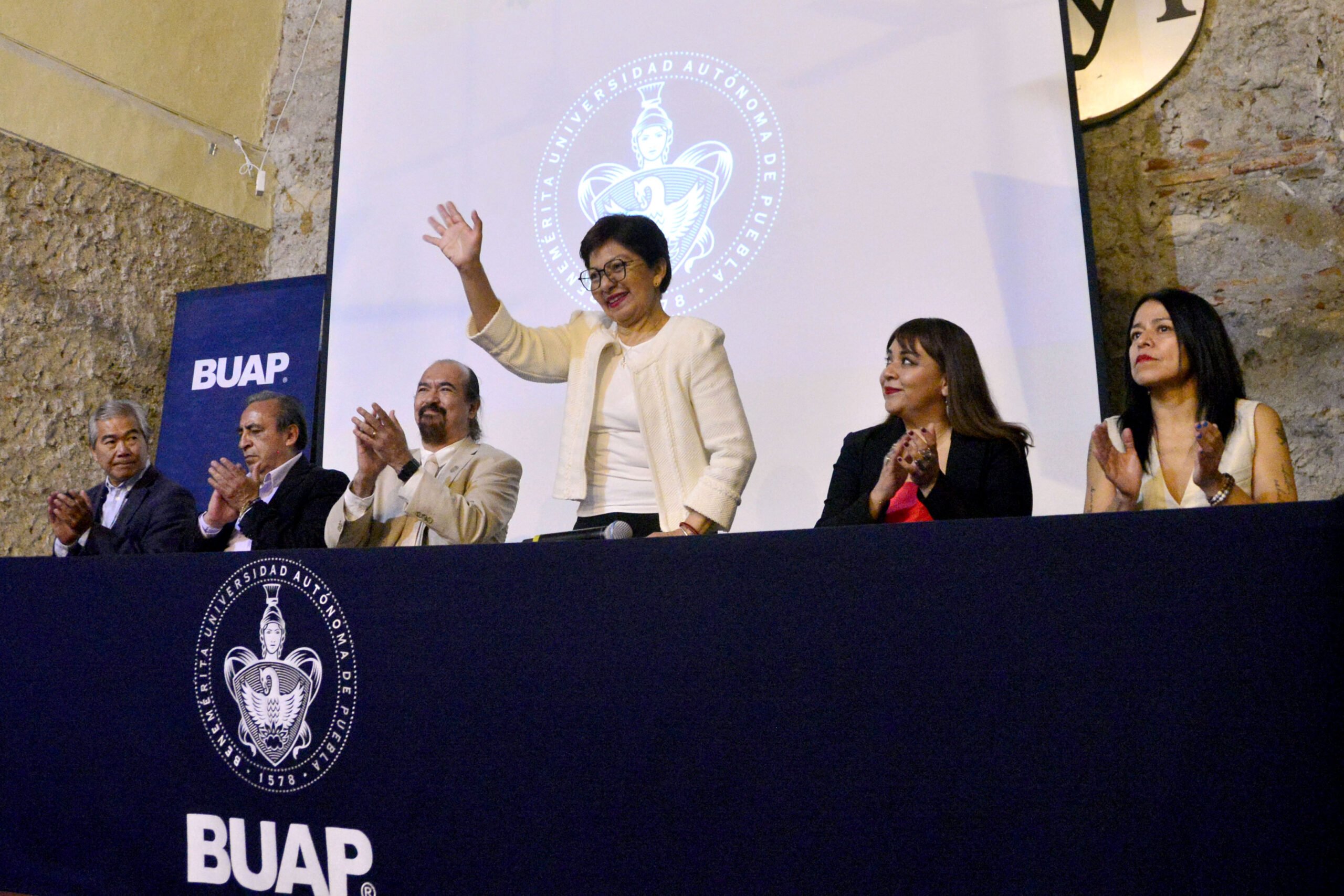 Preside Rectora Lilia Cedillo informe de labores y toma de protesta en la FFyL