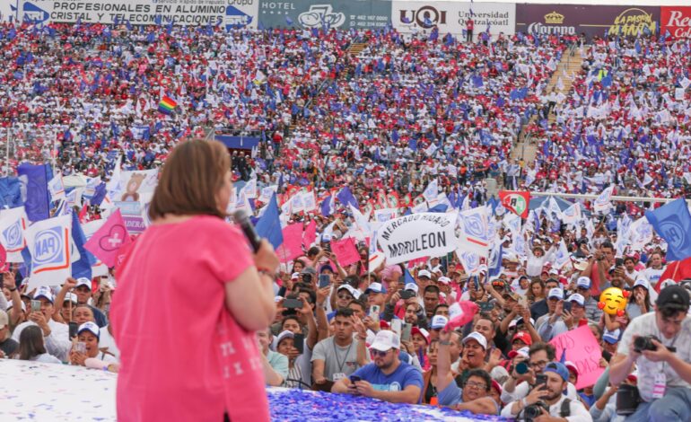 Xóchitl Gálvez firma con sangre no eliminar programas sociales