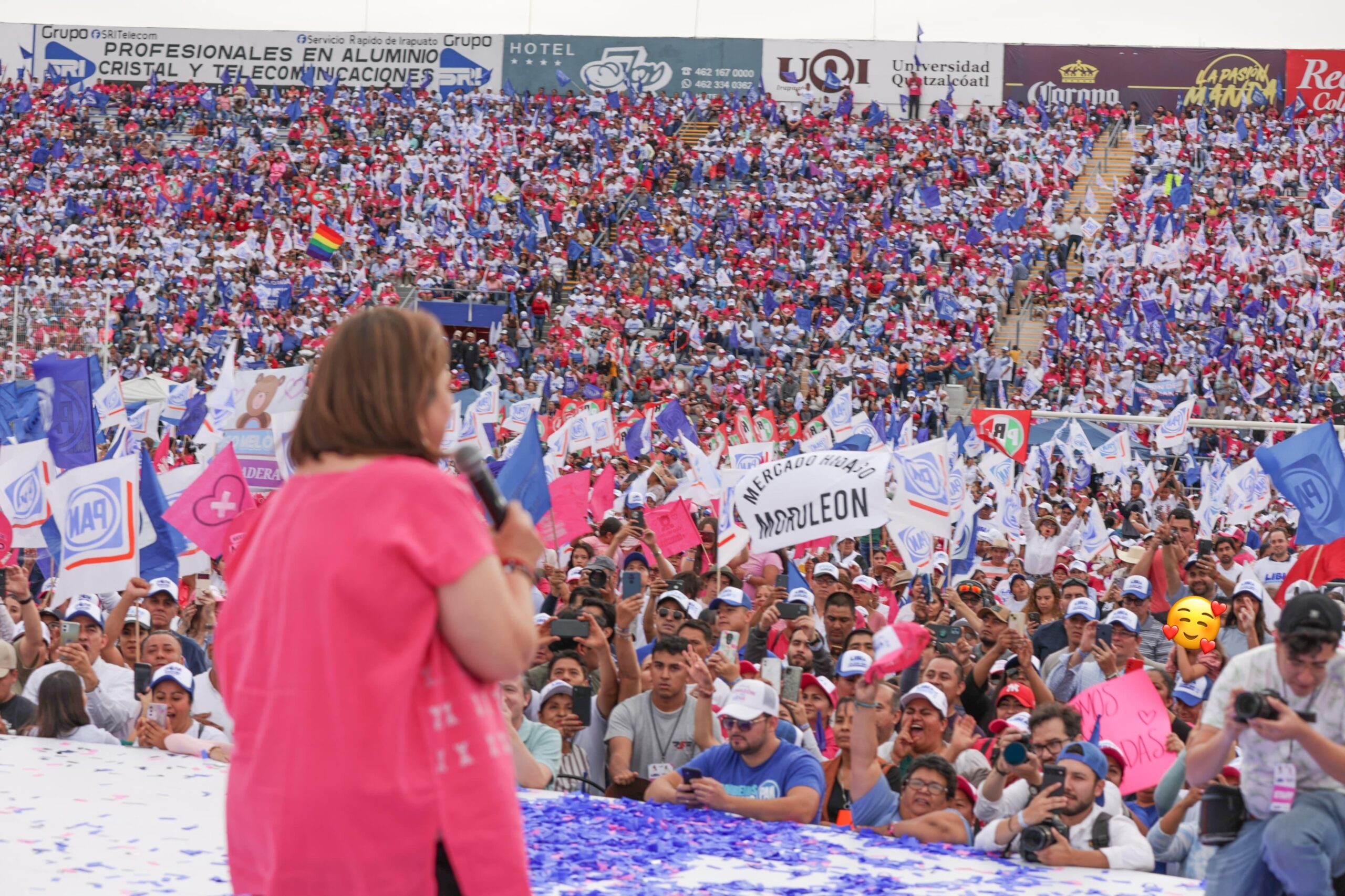 Xóchitl Gálvez firma con sangre no eliminar programas sociales