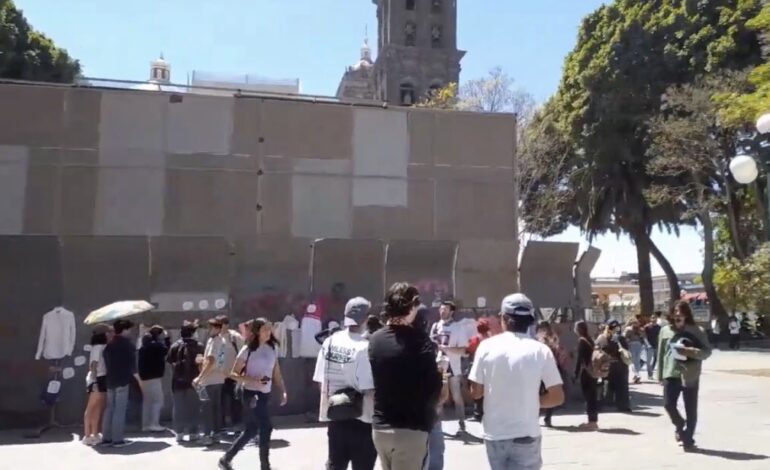 Blinda Ayuntamiento de Puebla Palacio Municipal y fuente del zócalo durante 8M 