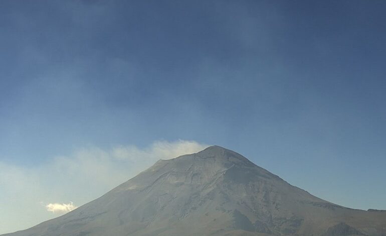 Popocatépetl arroja material incandescente durante la madrugada