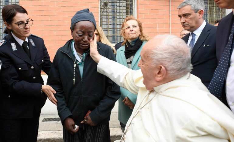 En cárcel de Roma, papa Francisco lava pies de mujeres