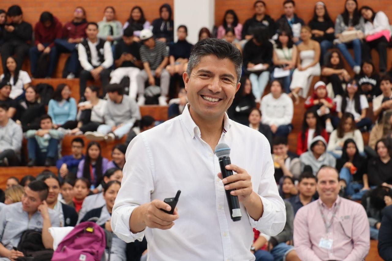Universitarios de Teziutlán platican con Lalo Rivera