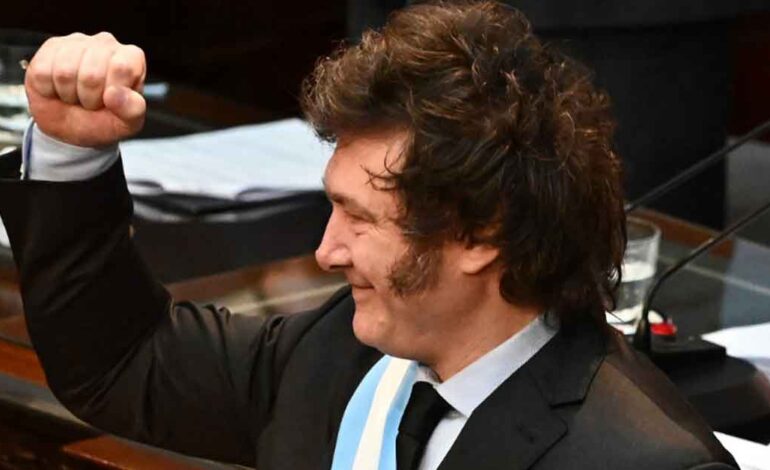 Llama Javier Milei ignorante a López Obrador; Xóchitl responde