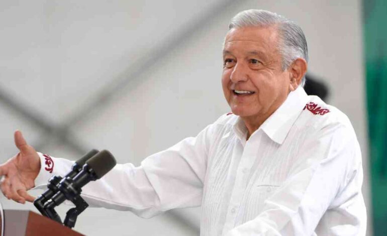 Pide AMLO a feministas “dar la cara” y no cubrirse en marcha