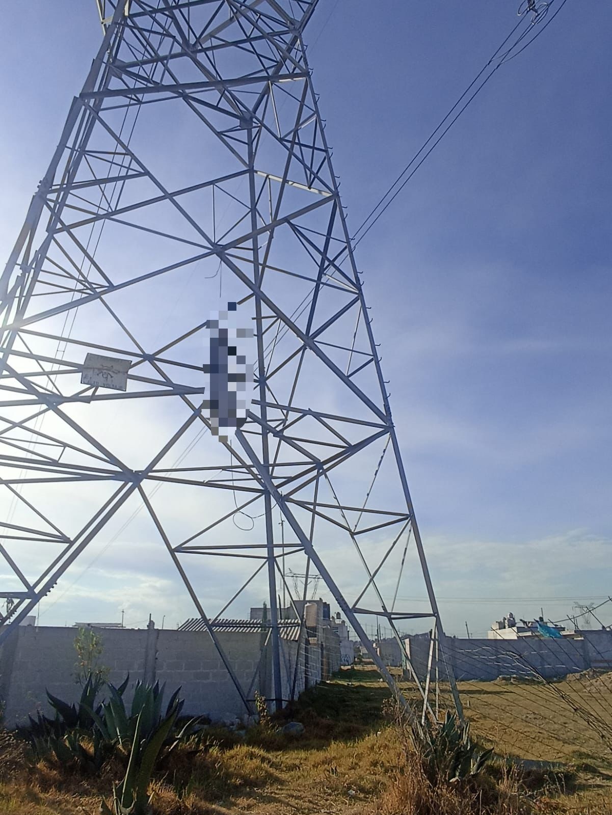 Hombre toma el camino fácil en torre de alta tensión de la CFE