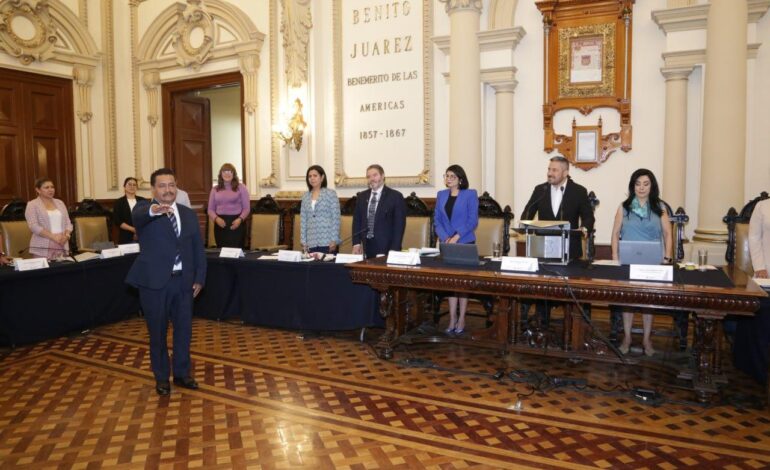 Rinde protesta el suplente de Carlos Montiel Solana en el Ayuntamiento de Puebla