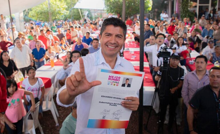Lalo Rivera recibe constancia como candidato a la gubernatura