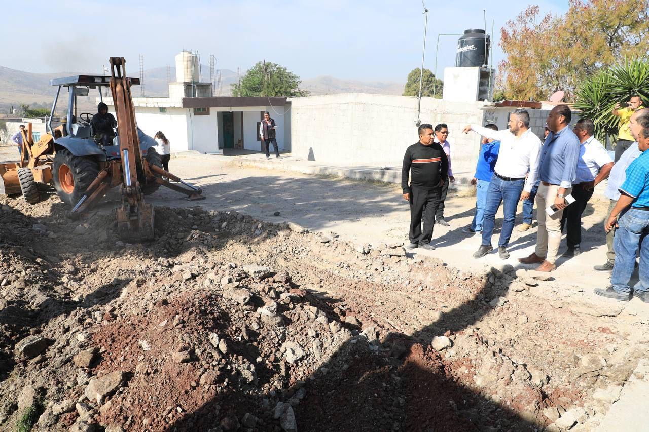 Continúa cierre de calles en Azumiatla