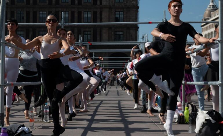 A bailar! Eliza Carrillo imparte clase masiva en CDMX