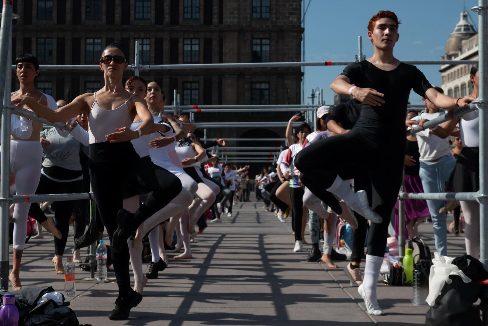 A bailar! Eliza Carrillo imparte clase masiva en CDMX