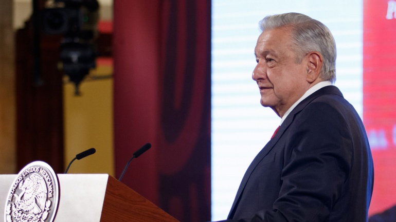 Pide AMLO que IEE investigue entrega de tinacos azules en Puebla