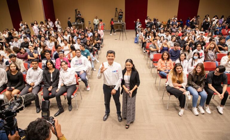 Presenta Lalo Rivera propuestas en foto de UPAEP