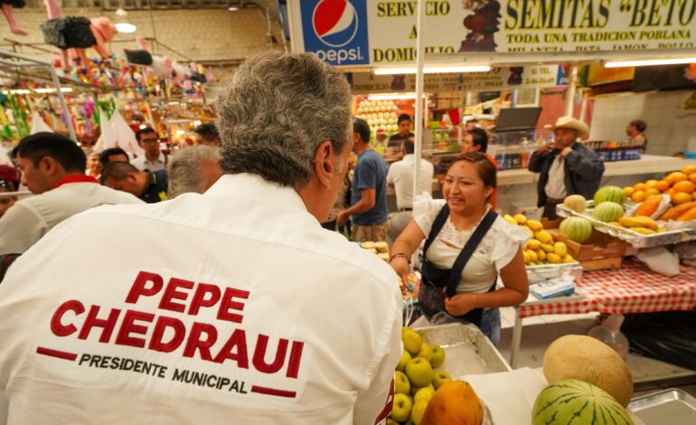 Reciben a Pepe Chedraui en mercado La Acocota