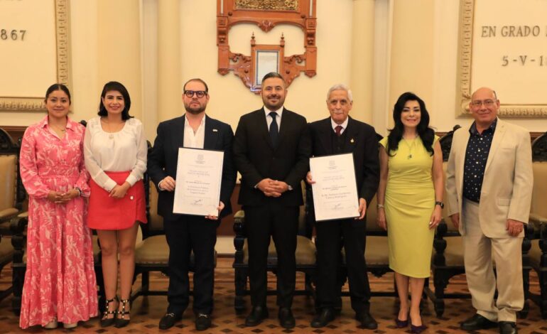 Reconoce Ayuntamiento de Puebla labor del doctor Roberto Guillermo Calva y Rodríguez