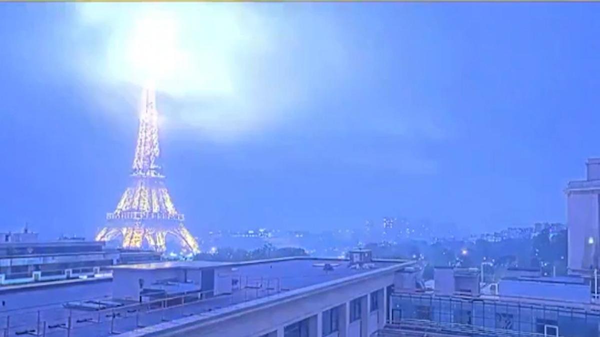 Impacta rayo sobre Torre Eiffel 