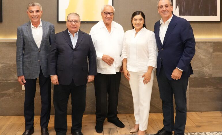 Pepe Chedraui intercambia ideas con expresidentes municipales de la capital de Puebla