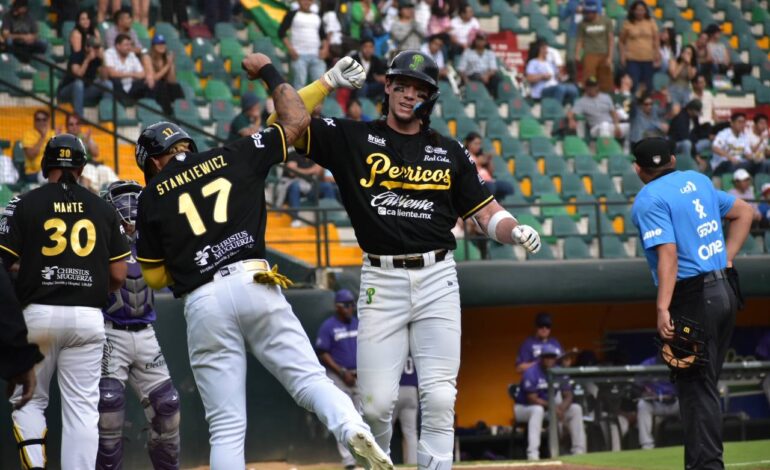 Truenan los cañones en pleno festejo del aniversario de la Batalla de Puebla en el Hermanos Serdán