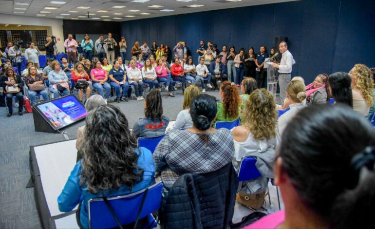 Presenta Mario Riestra Eje Mujeres