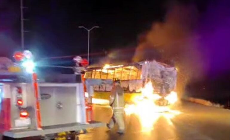 Bloquean vialidades y queman autos por detención de seis en Zacatecas