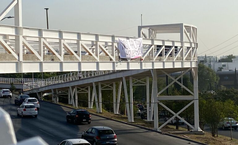 Colocan lonas para invitar al voto, ahora en Angelópolis y Periférico