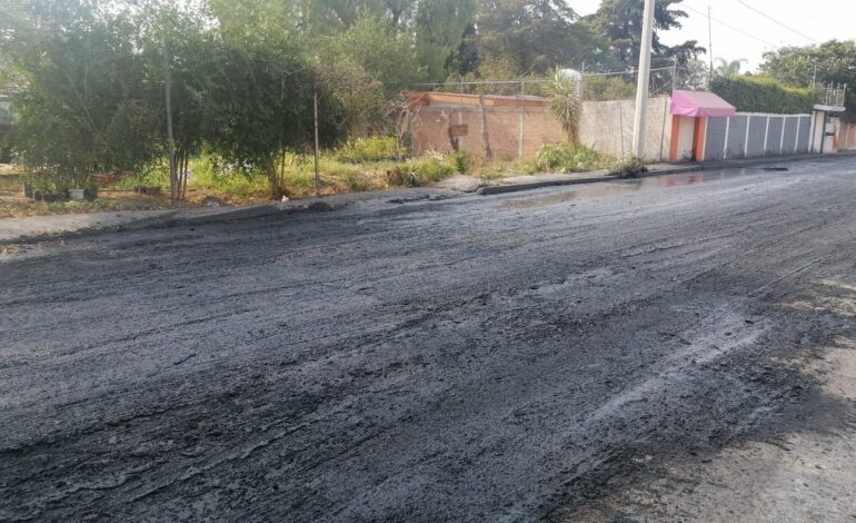 Tiran residuos de aguas negras en calles de Totimehuacan; acusan a Agua de Puebla 