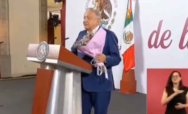 Festeja AMLO a madres con música