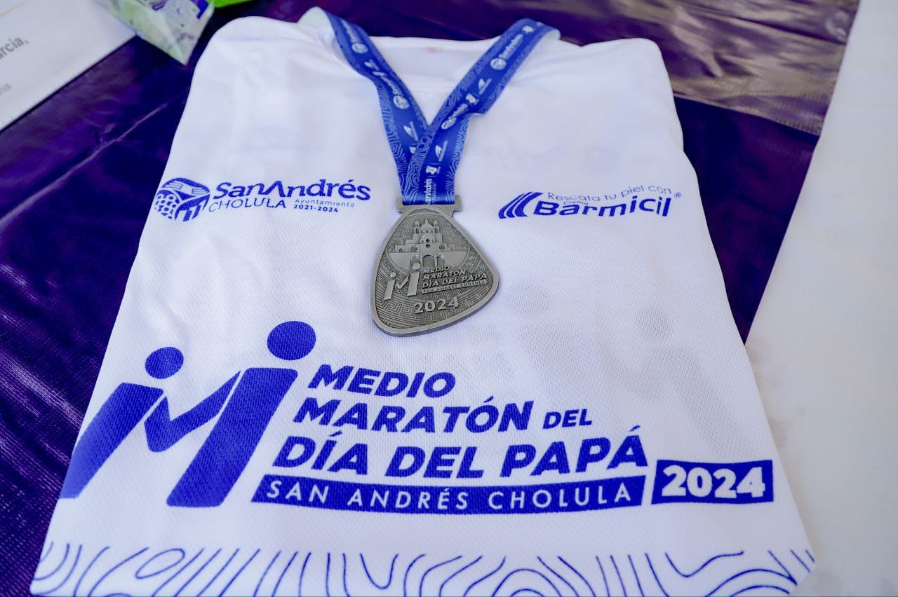 Presentan medalla y playera del Medio Maratón del Día del Papá