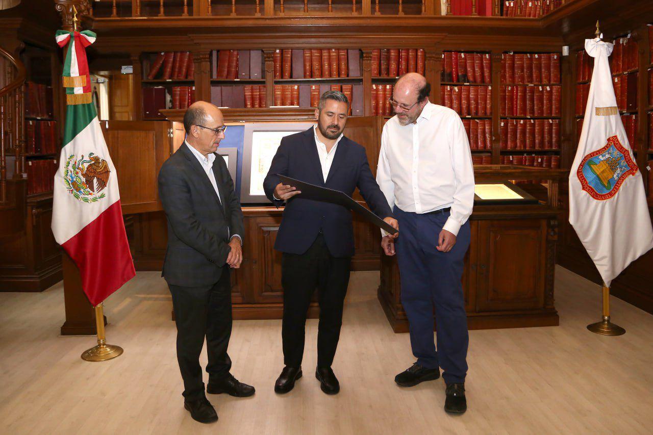 Ayuntamiento otorga copia de cédula real a Michael Kremer, premio nobel