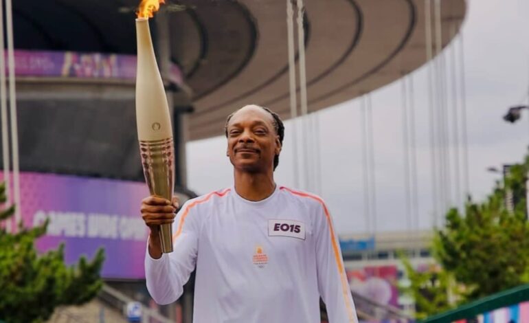 Snoop Dogg porta antorcha olímpica en tierras parisinas