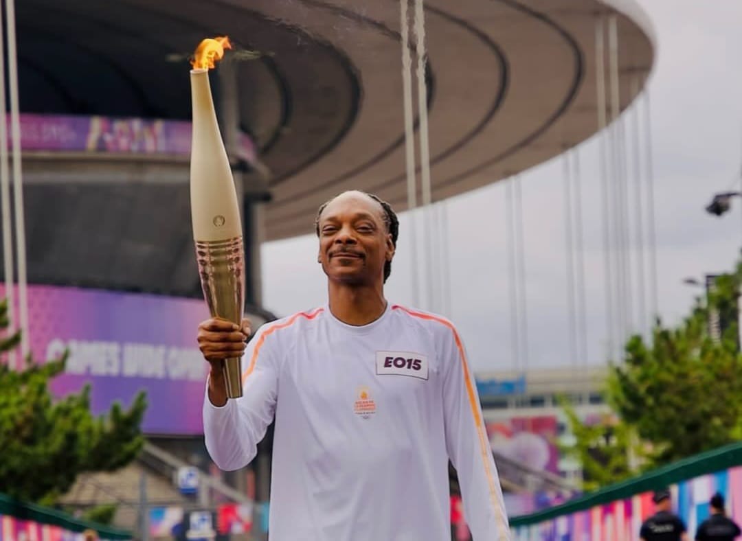 Snoop Dogg porta antorcha olímpica en tierras parisinas