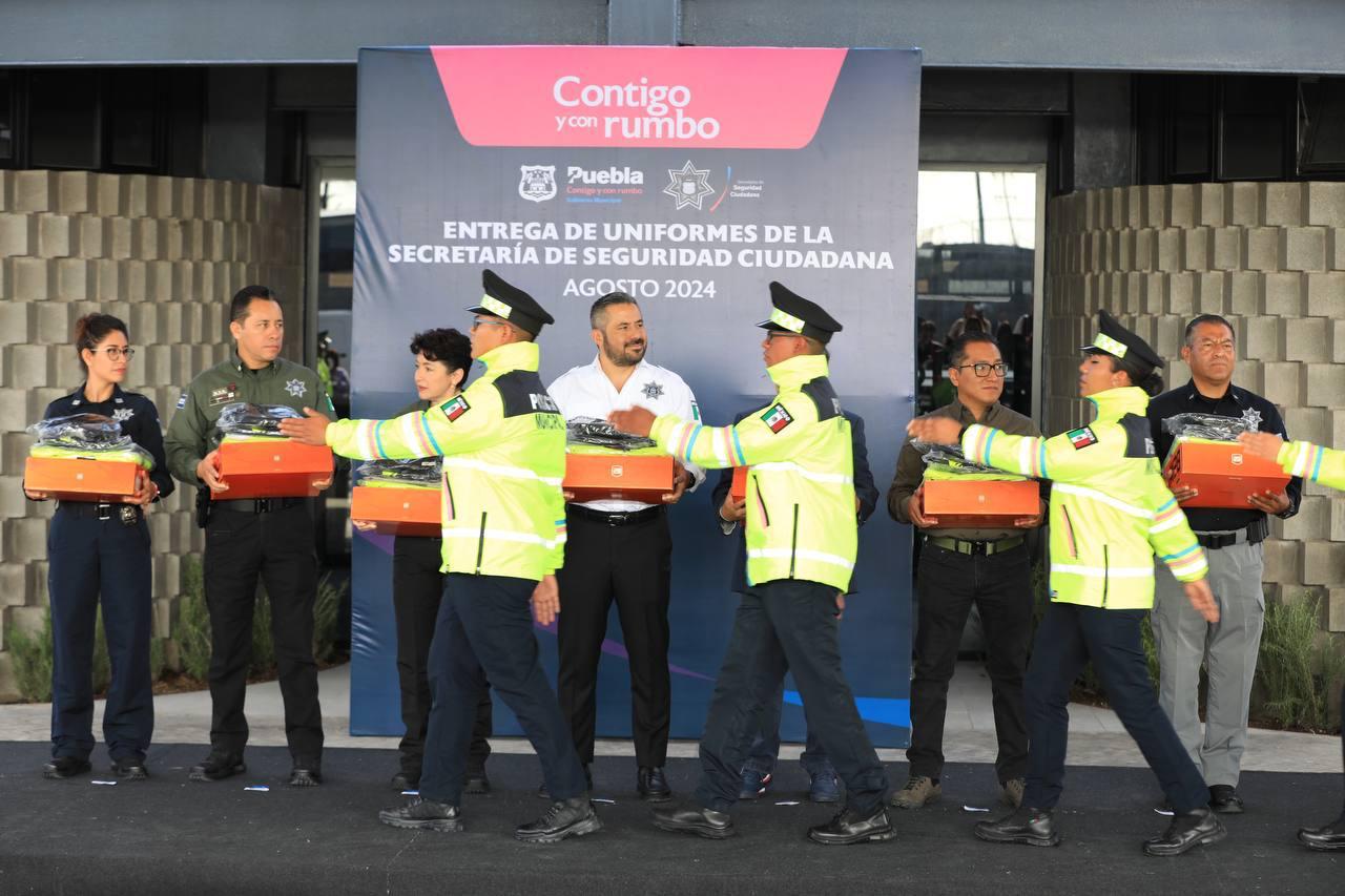 Entrega Ayuntamiento de Puebla uniformes a policías municipales