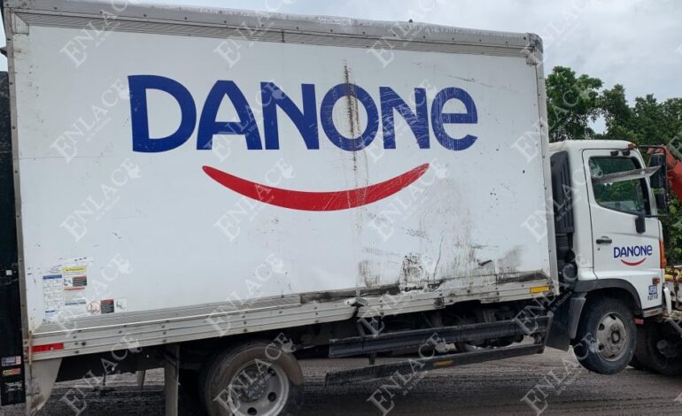 Camión de la empresa Danone volcó en la carretera Izúcar – Cuautla