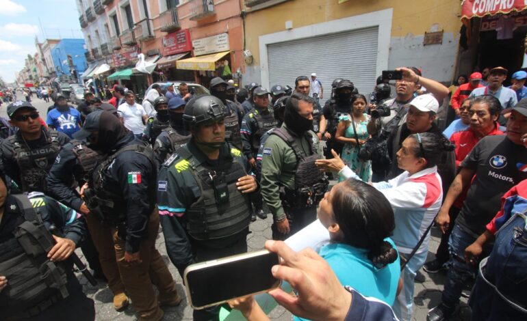 Ambulantes y elementos de seguridad protagonizan conflicto en el CH