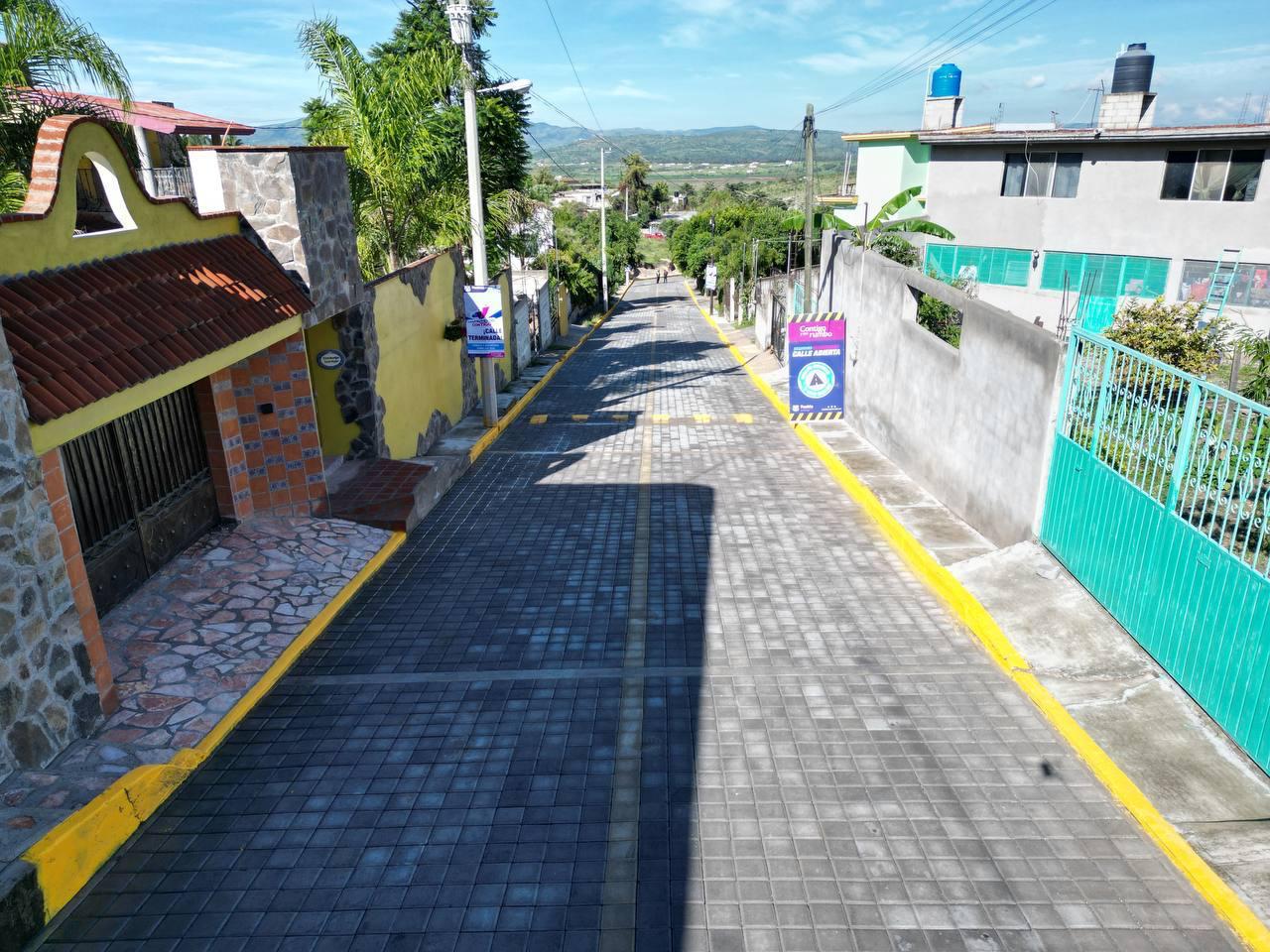 Entregan rehabilitación en calle de Zacachimalpa