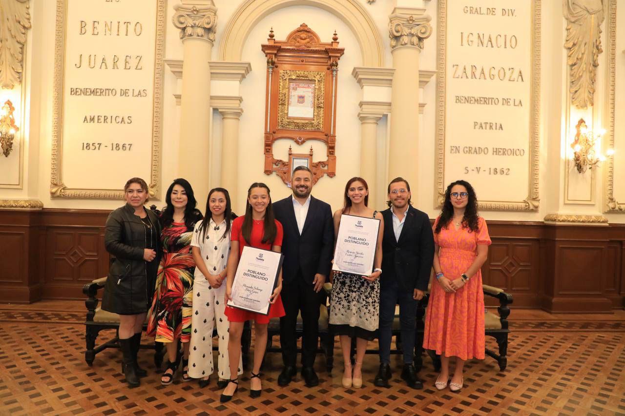 Gobierno municipal reconoce a dos jóvenes deportistas como «poblanas distinguidas»