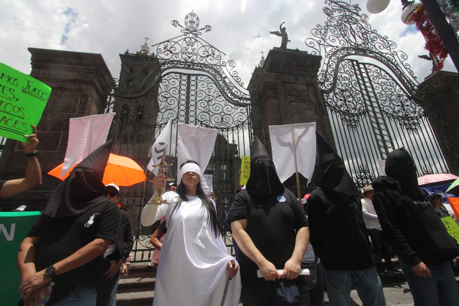 Trabajadores del Poder Judicial de la Federación se manifiestan en el zócalo