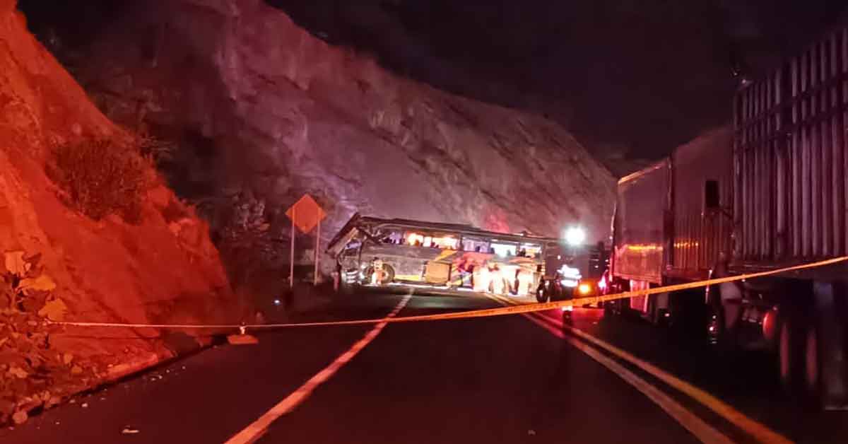 Accidente en la Oaxaca-Cuacnopalan deja cuatro muertos y 45 heridos