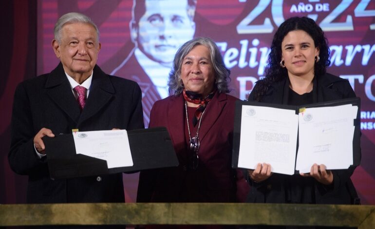 AMLO firma reformas de Guardia Nacional y pueblos indígenas en último día de gobierno