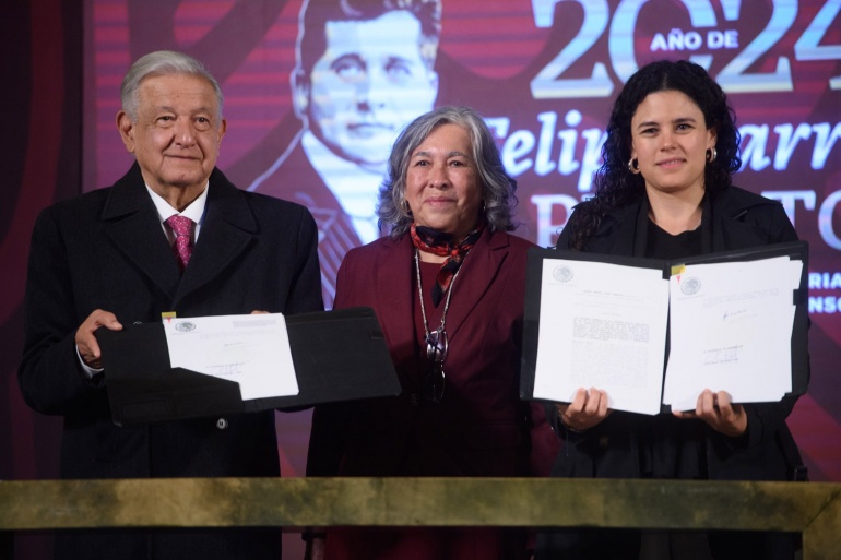 AMLO firma reformas de Guardia Nacional y pueblos indígenas en último día de gobierno