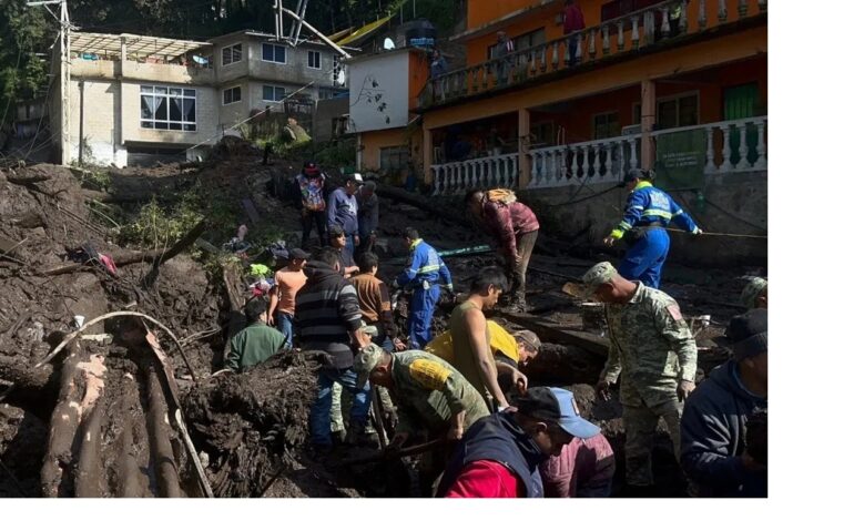 Van tres muertos por derrumbe en cerro de Edomex