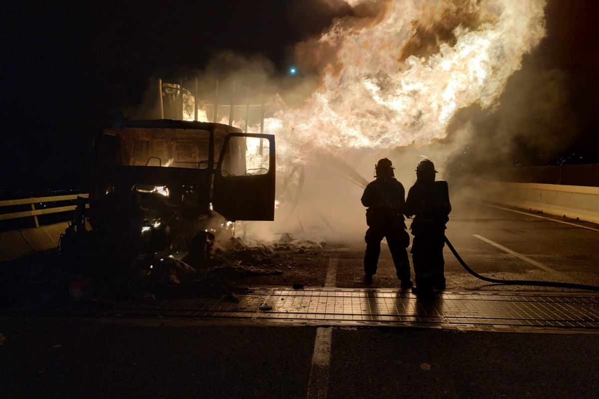 Arde tráiler con veladoras en la Mex-Pue