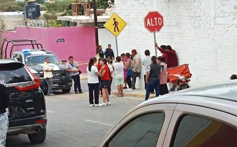 Estudiantes matan a golpes a su compañero frente a secundaria de Tehuacán