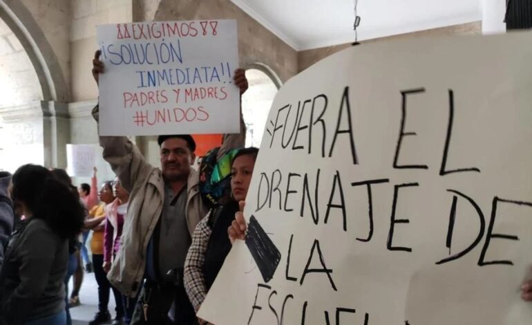 Protestas en Oaxaca por desbordamiento de drenaje en escuelas primarias