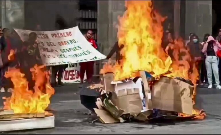 Protestas de normalistas en Morelos: queman colchones frente al Palacio de Gobierno